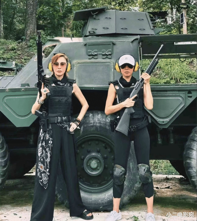 张敏与小10岁男友罕现身泰国街头,瘦成竹竿,却保养得宛如少女