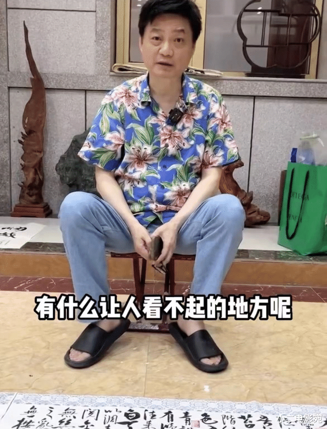 崔永元为谋生计摆摊卖画，从主持人到无工作大楼，暴瘦苍老人憔悴