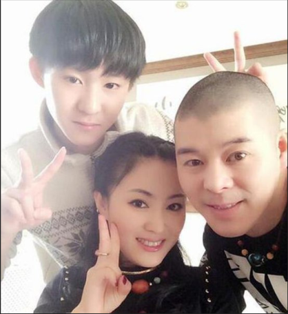 13对赵本山徒弟夫妻对比，文松老婆貌美如花，王小虎老婆撞脸周涛