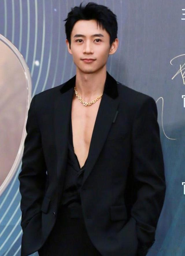 “真空西装”的风刮到了男明星圈,对比才知道,性感与油腻的区别