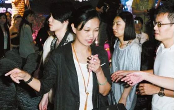 萧敬腾和经纪人登记结婚，亲妈满脸喜悦，干妈向太竟未送祝福