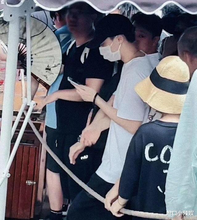 李易峰时隔一年现身四川老家,戴帽子掩面憔悴,粉丝却不离不弃