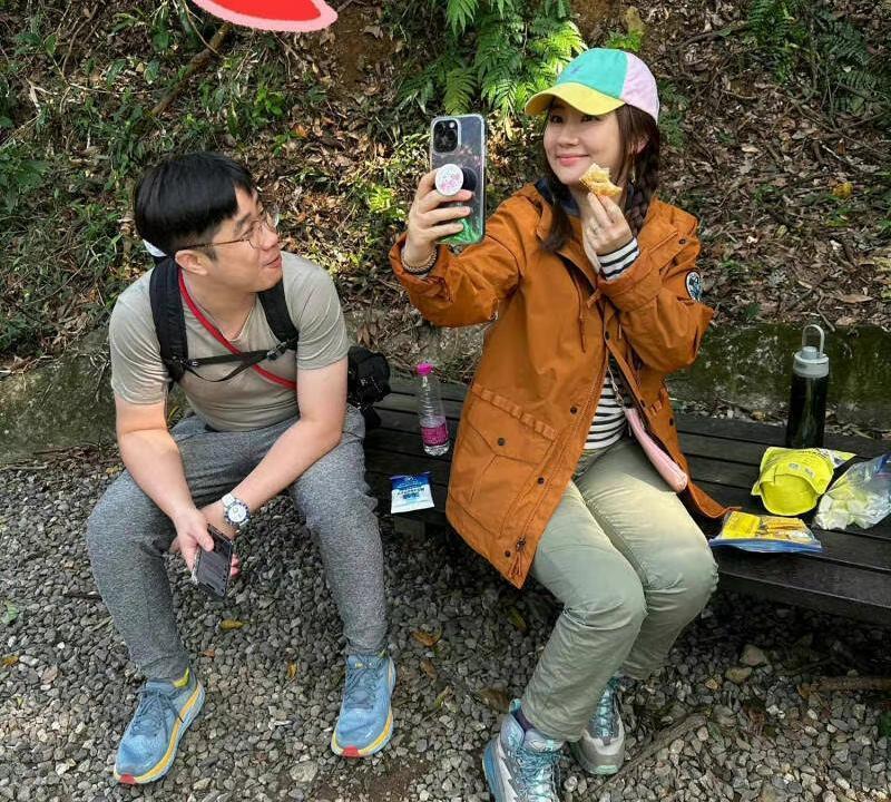 Selina|Selina官宣怀孕,给宝宝取名小腰果,好姐妹Hebe、Ella送祝福