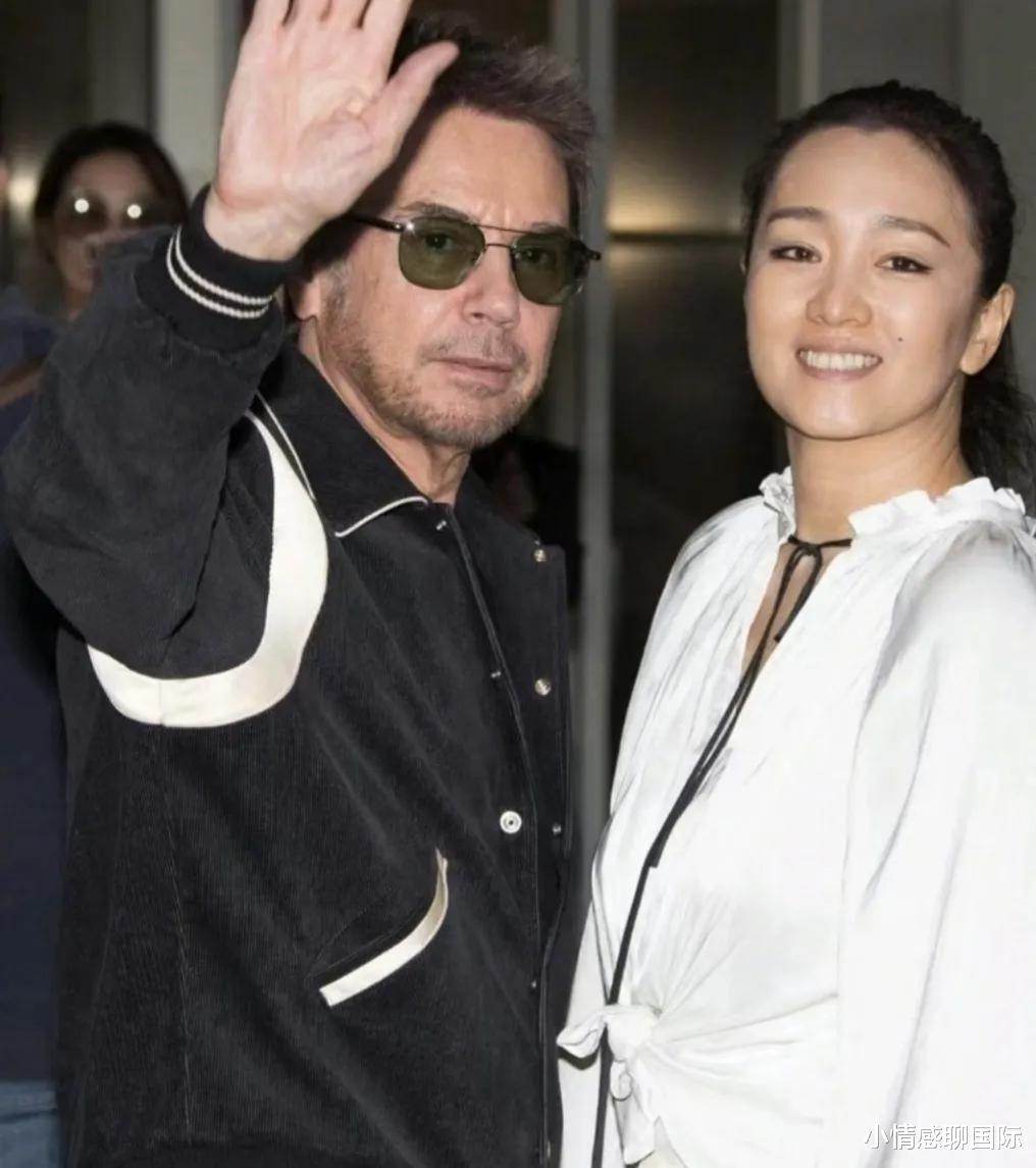 巩俐|巩俐穿万元牛仔褂去戛纳，手提3.8万包包太豪横，外国老公引热议