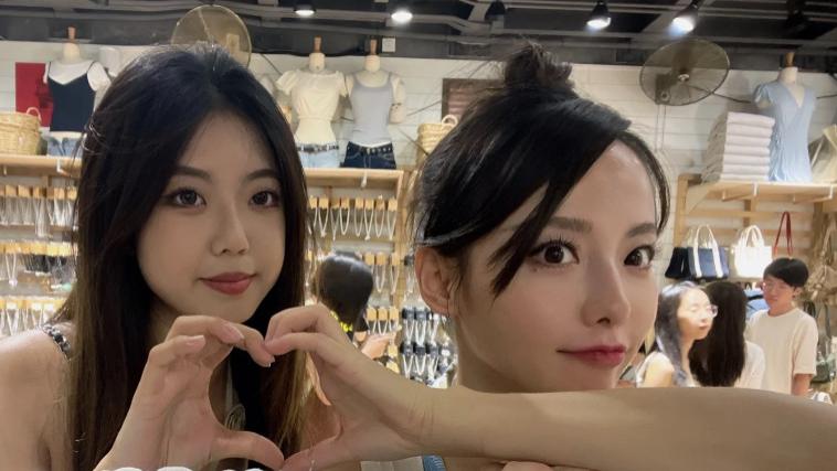 张嘉倪三里屯被偶遇，穿短袖皮肤黝黑似路人，买超带女友疑回新房