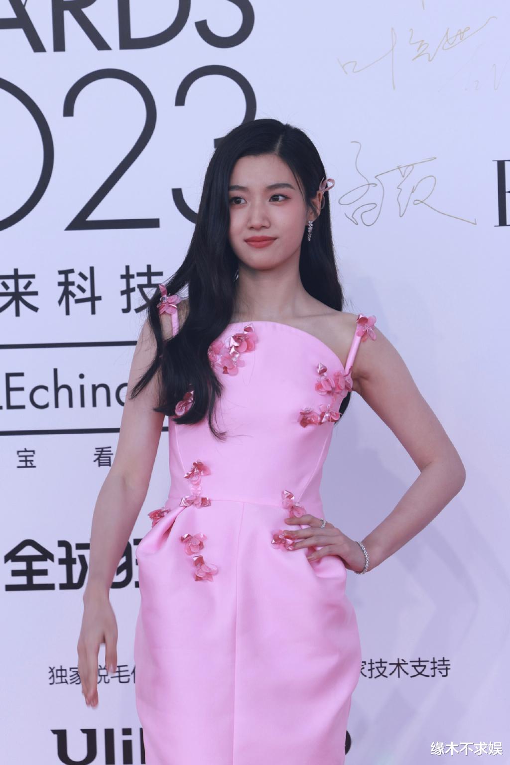 迪丽热巴杨紫齐聚ELLE红毯，一个明艳如女帝，一个被嘲像丫鬟！