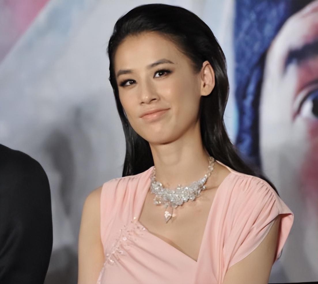 年轻时温柔,到中年却越长越凶,这6位明星天生一副不好惹的脸