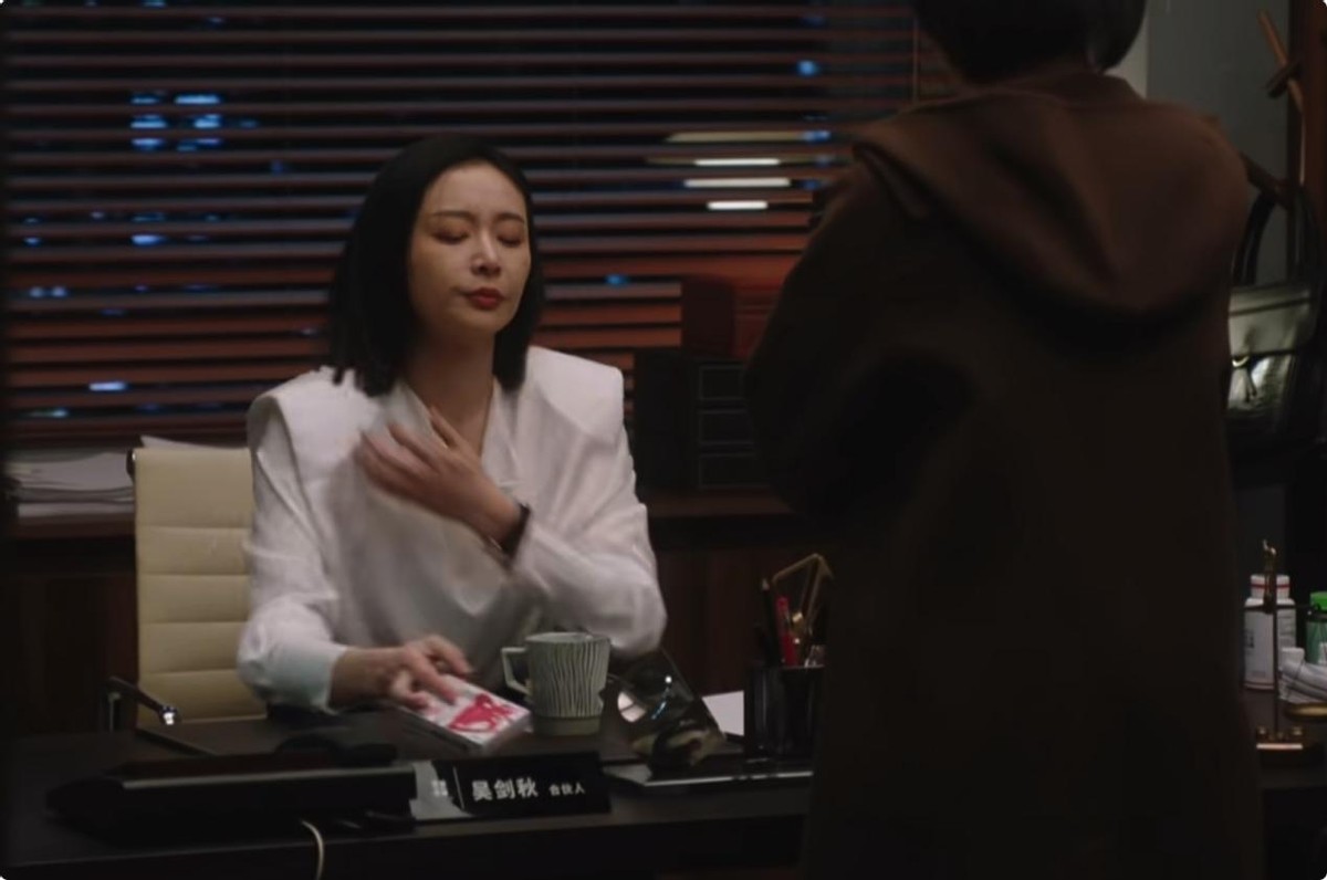 条件不符就别尬演“女霸总”了,35岁高叶告诉你,啥叫职场女精英