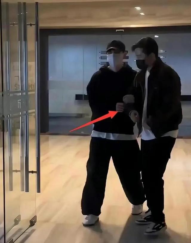 邓伦近况,发福认不出,开火锅店谋生,被曝隐婚生女遭圈内人疏远