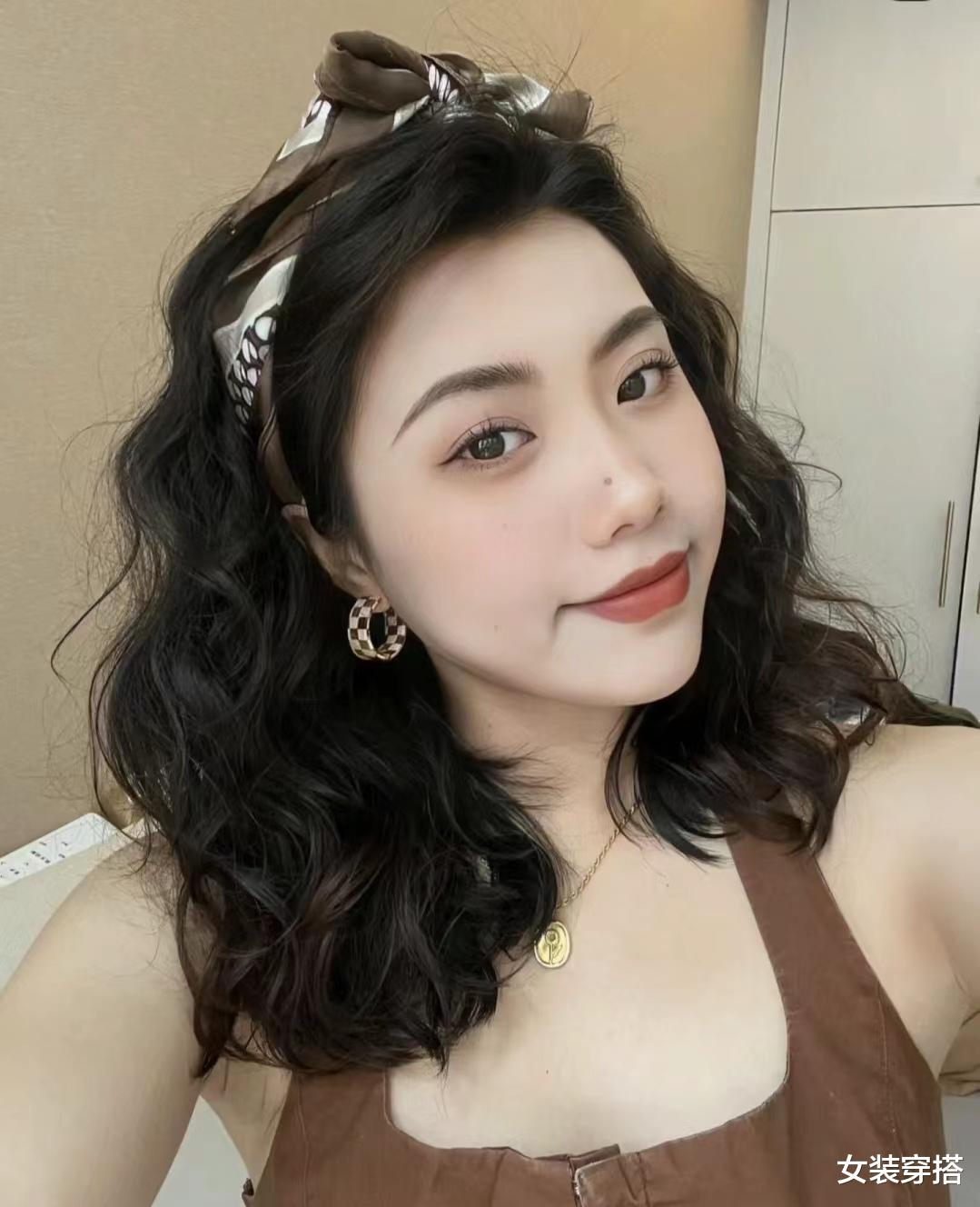 女人上了年纪,剪短发别不烫,2024年流行这5种“短发烫”,显脸小有气质