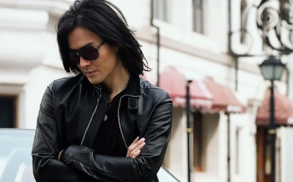 56岁郑伊健不复当年，发福憔悴让人认不出来，身家数亿膝下无子