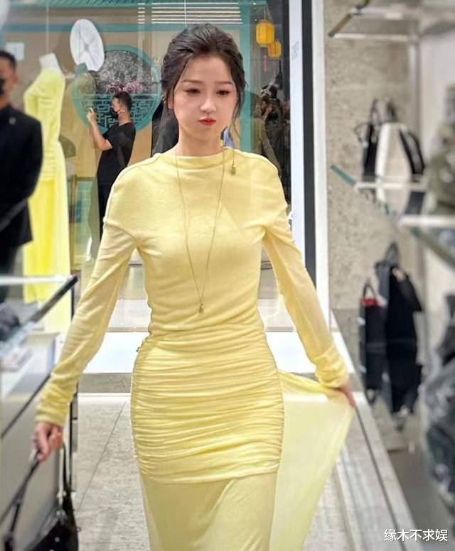 虞书欣出席线下活动,大热天穿貂扮可爱,生图嘴凸、脖子粗壮!