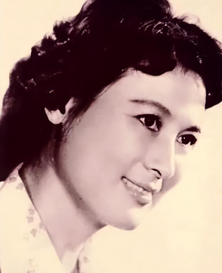 演员向梅：83岁退休后生活悲凉，背后真相曝光，才知道风光后的痛