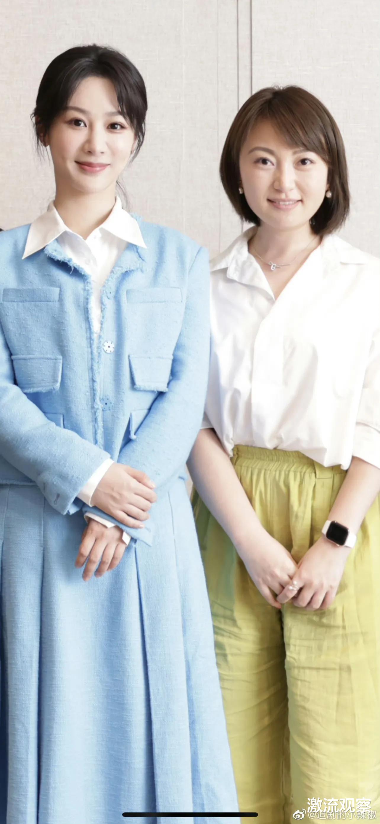 发型 杨紫直播造型惹争议,发型老土,蓝色西服显老,造型团队上心点吧