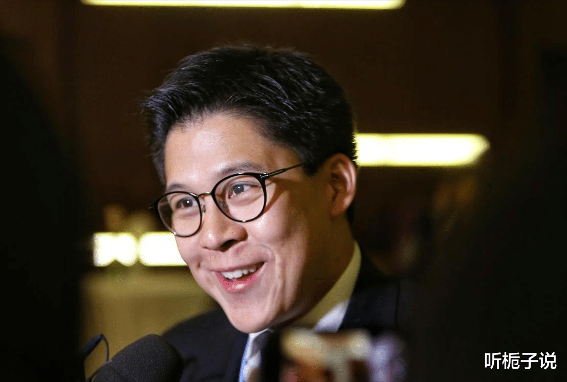 霍启刚携3个子女飞瑞士！子女全程安静教养很高，大方与网友合照