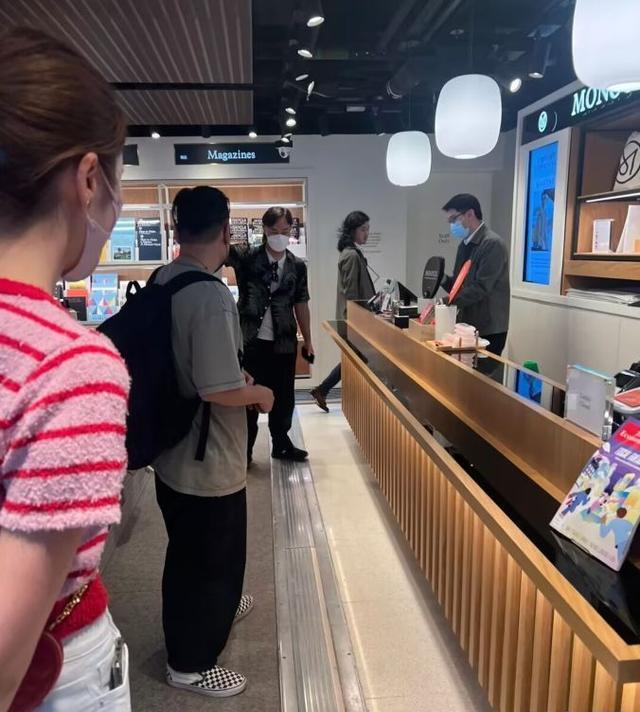 陈奕迅|马来西亚机场偶遇陈奕迅,穿平价衬衣接地气,身高被网友调侃