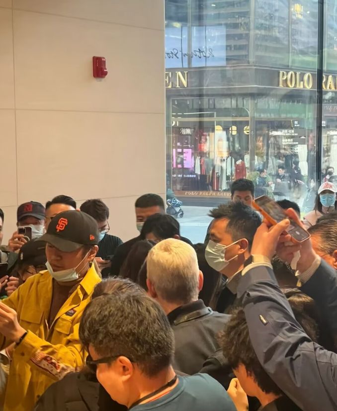 蒂姆·库克|苹果CEO库克现身三里屯,众多粉丝围观人气高,身材圆润肚腩抢镜