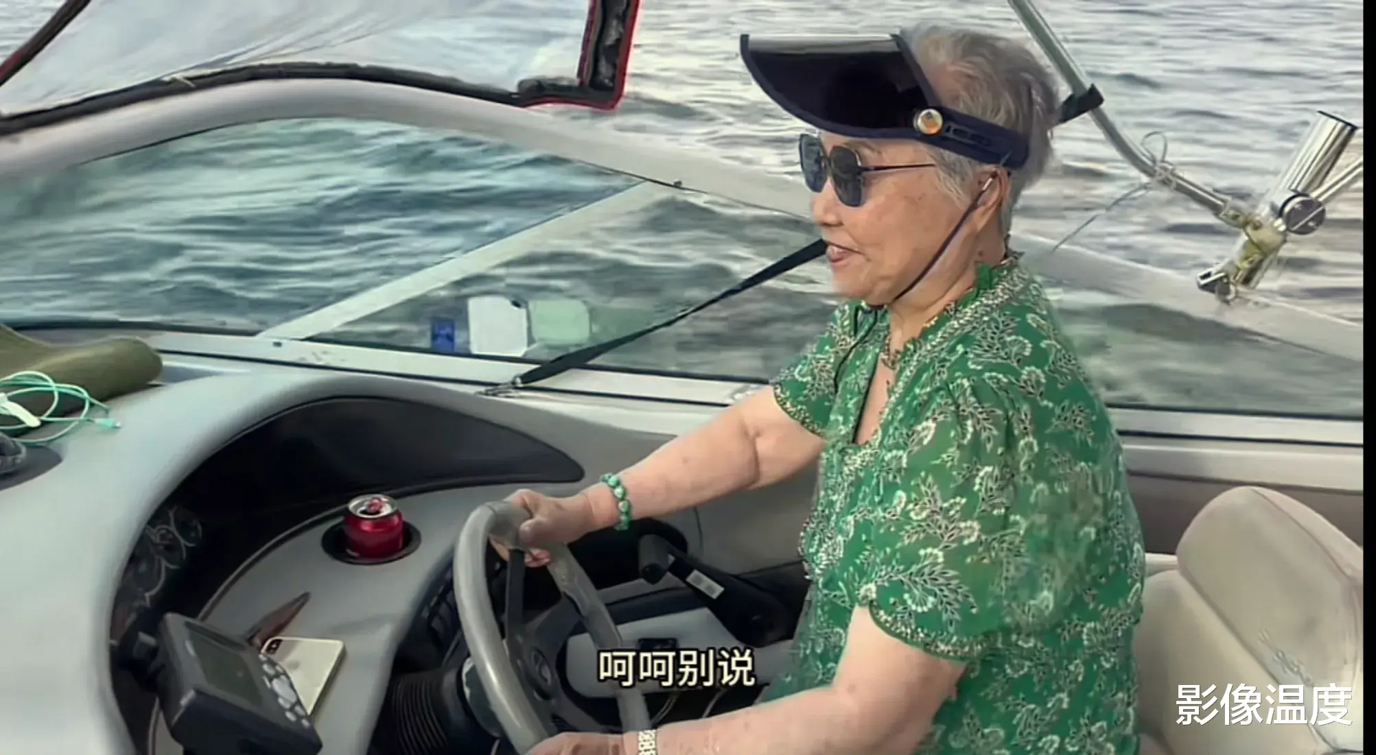 57岁老演员三代定居美国：高调炫耀奢华生活，声称我奋斗的当然要享受！