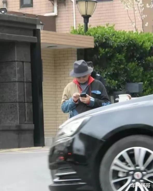 徐峥|51岁徐峥胖到认不出!穿美国国旗服装逛上海,衣品前卫又不失时尚