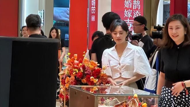 孙俪现身武汉被偶遇，保镖全程护送，奈何穿鱼尾裙被嘲身高一米五