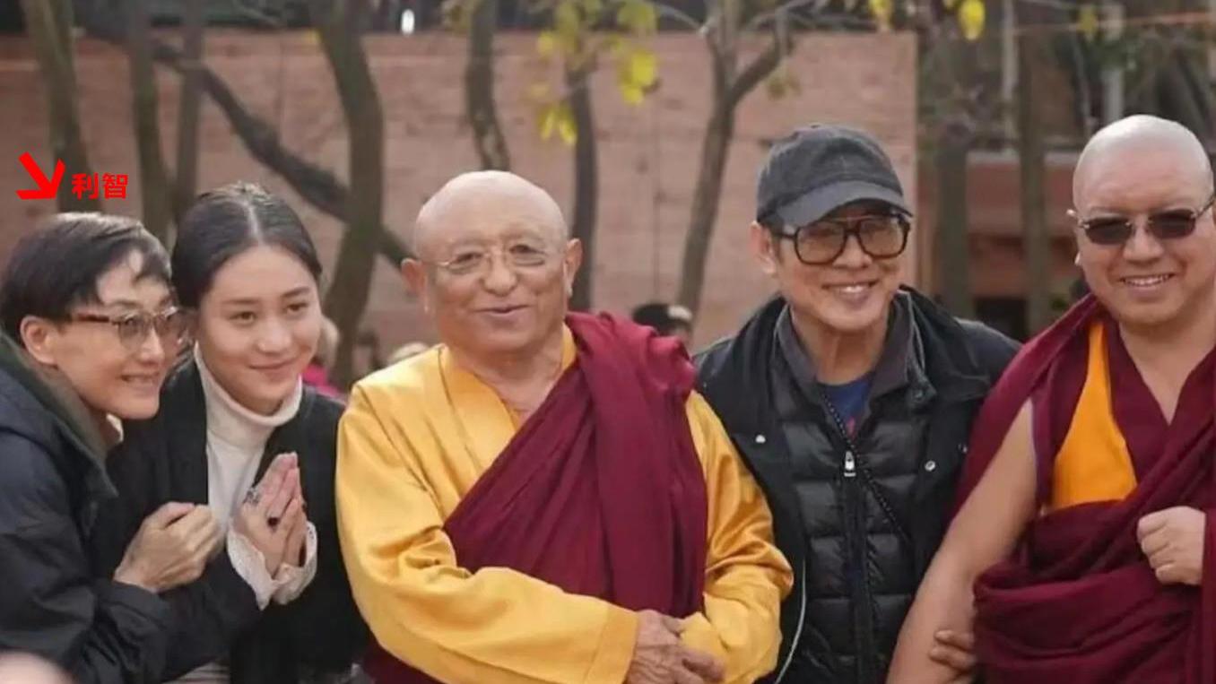 62岁利智近照曝光，美貌颜值不再！陪李连杰和小女儿一起虔诚礼佛