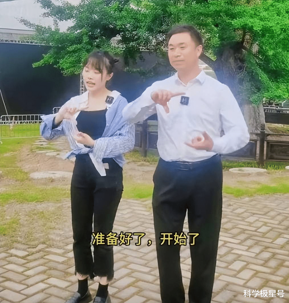 美颜|离开了美颜的“挖呀挖”黄老师,相貌与身材再一次成为讨论的焦点