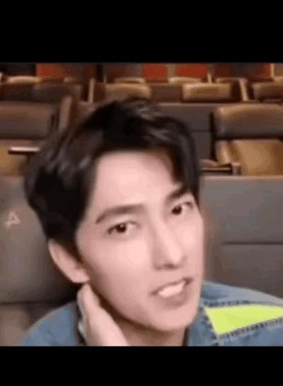 杨洋直播还不忘耍帅,全程摇头晃脑,不放过任何展现美貌的机会