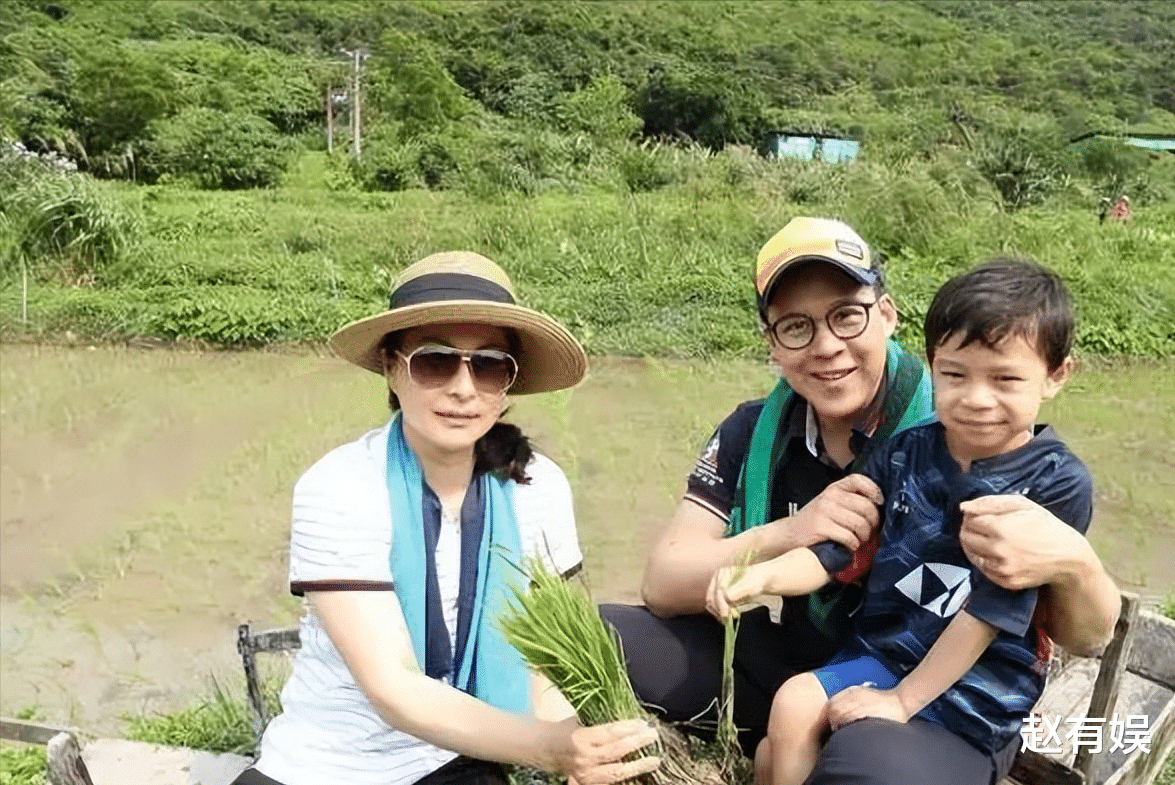 郭晶晶晒全家福为霍启刚庆生，豪宅大客厅曝光，满地衣服一片狼藉