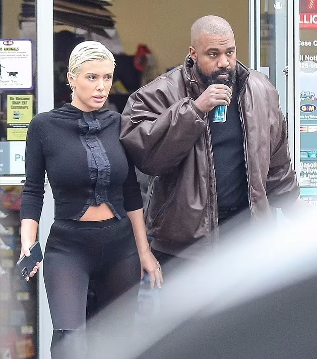 秋裤|坎爷和新婚娇妻最新出街引热议!穿着秋裤就出门?新欢还内搭空气