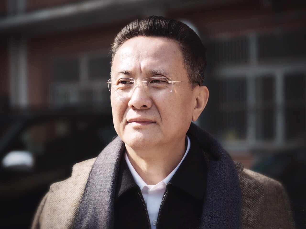 演员张志坚:62岁才大红,娶了忠实粉丝为妻,活成一股清流