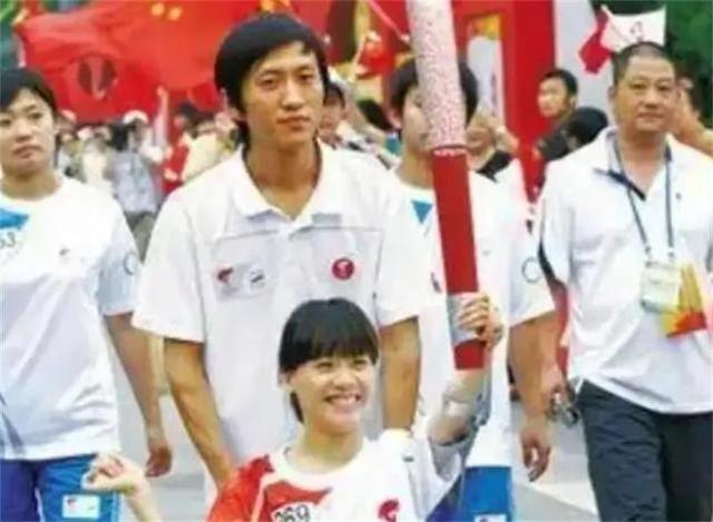 瘫痪25年桑兰近况:42岁仍白皙漂亮,嫁资产千万老公,儿子9岁