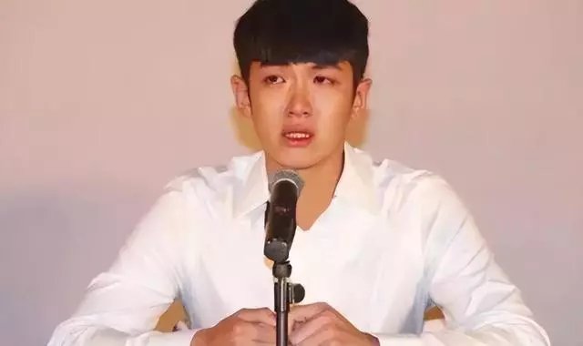 打脸!萧敬腾步伐飘被传吸毒,连同众多歌手一起被爆吸毒事件