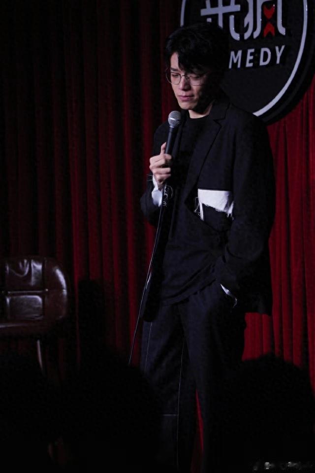 |脱口秀演员杨波回应“劈腿粉丝”:只有接吻行为,没有强迫,她骚扰我3个月,女友刚才已经提出分手