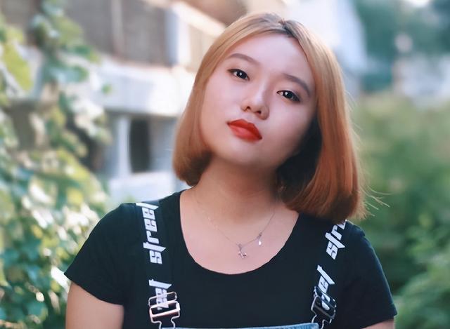 看了27岁“北大废物”李雪琴现状,我才明白为什么说她是天才!