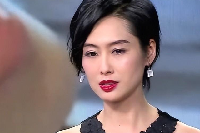 52岁朱茵现状:住深山残屋,开97年破车,久违露面大变样