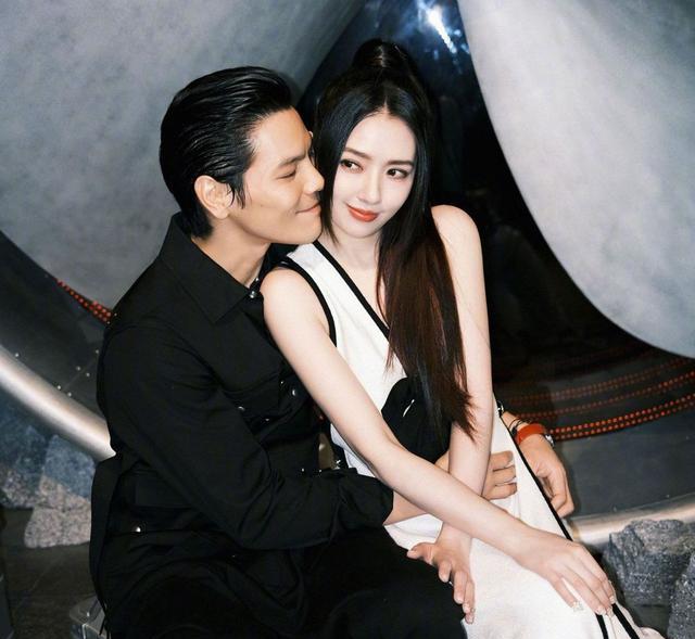 鲍蕾|向佐脸颊凹陷、身形暴瘦现身直播间，与昔日健硕身形相距大