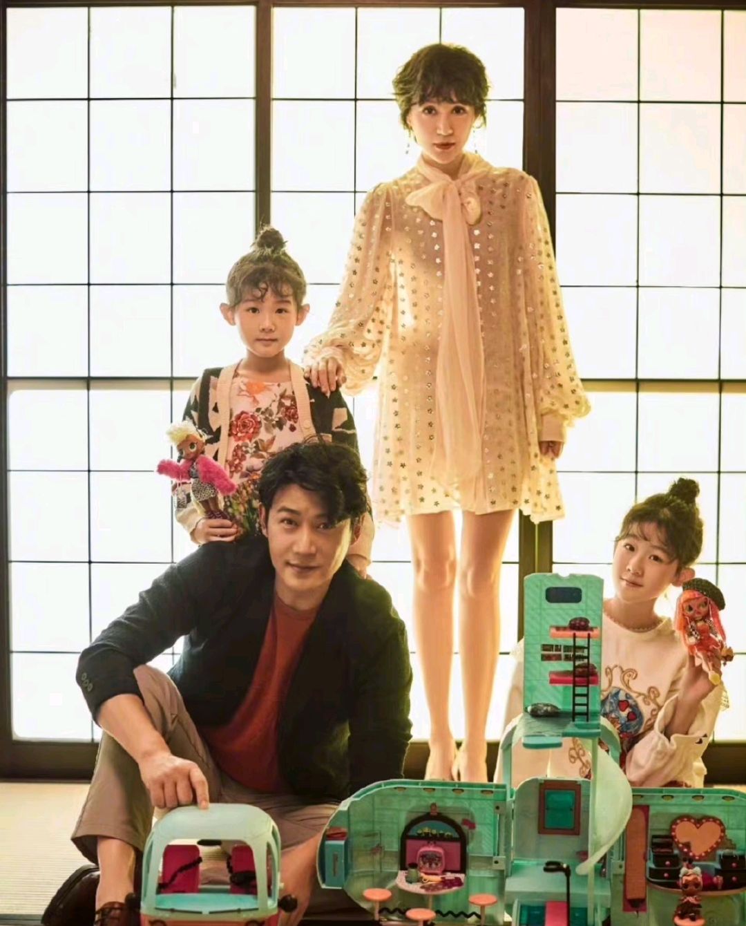 47岁陆毅为15岁女儿庆生！一家四口同框显温馨，母女合影似姐妹花