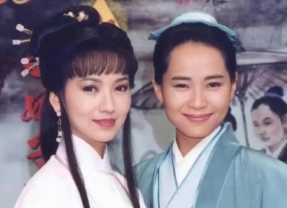 69岁赵雅芝对比60岁叶童,自然老去和医美老去的差距,一目了然