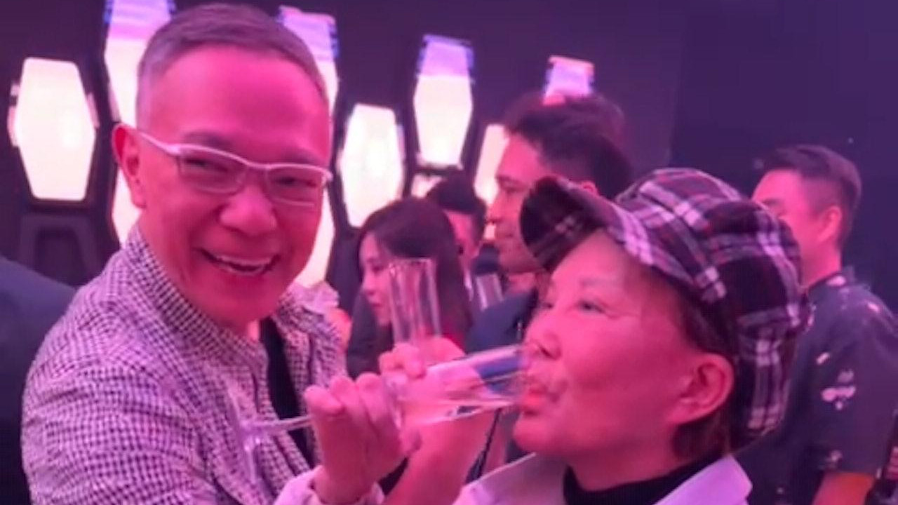 79岁白韵琴现身兰桂坊，小15岁丈夫形影不离，两人喝交杯酒很甜蜜