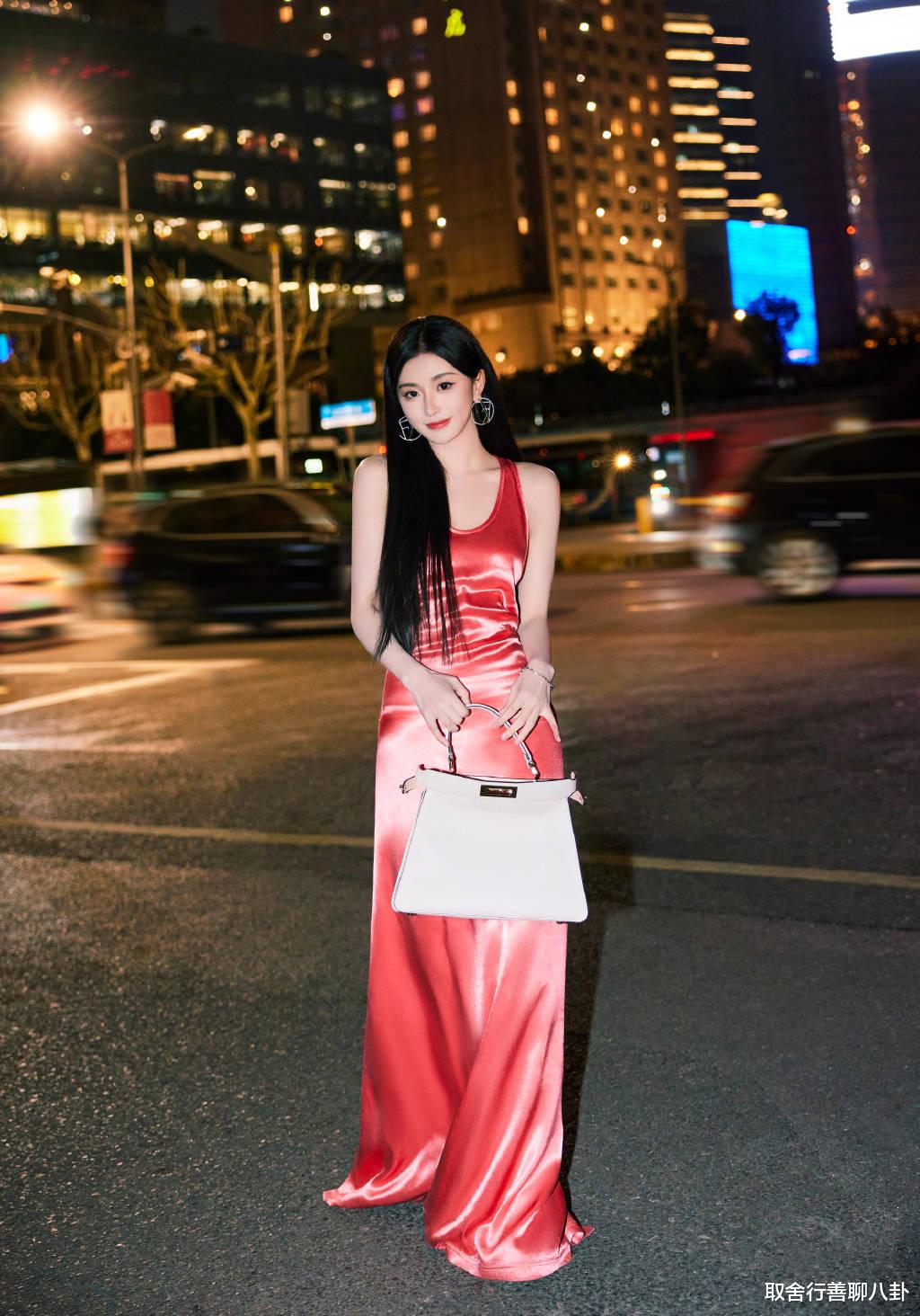 粉色|孔雪儿黄浦江边深夜拍摄时尚大片,穿粉色露背长裙,大秀S身材