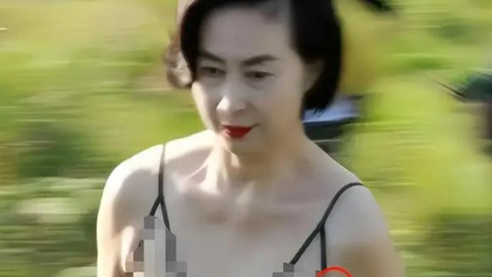 ?61岁何超琼现身农村拍片，身穿吊带秀傲人身材，许晋亨被嘲不识货