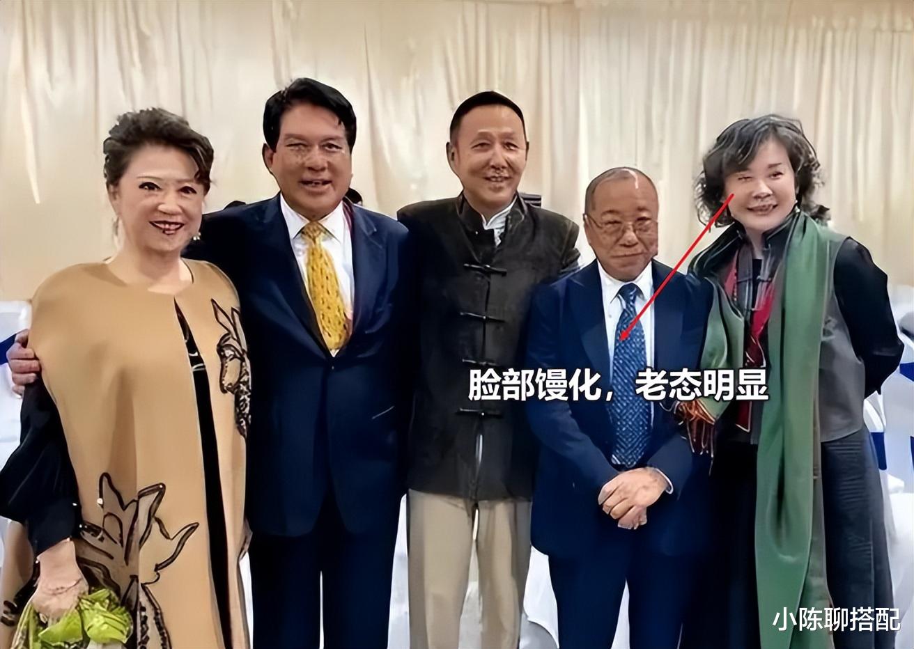 73岁王馥荔与60岁丛珊同框，一个老来俏，一个长相馒化老态明显