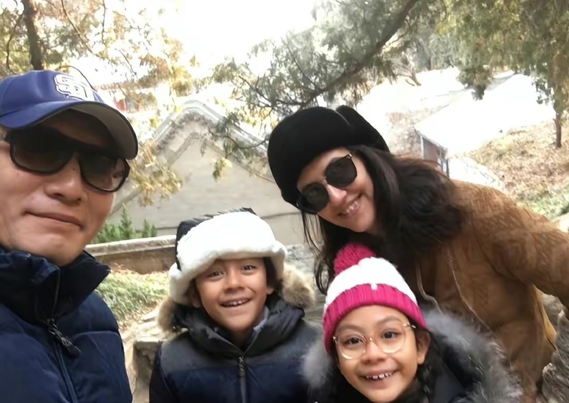 刘烨妻子安娜带儿女爬长城,诺一和霓娜长高不少,兄妹打扮接地气