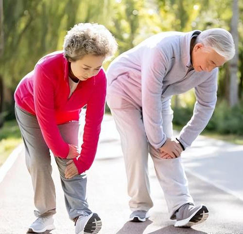 年纪大了“养骨”很重要，建议常吃5样，骨骼强壮，腿脚更有劲