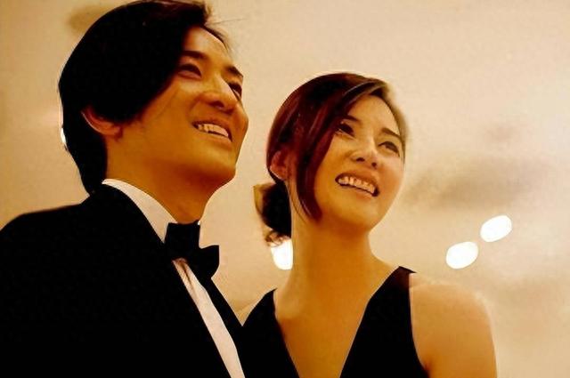 真把自己当日本人了？郑伊健中国开演唱会，老婆发言却全程讲日语