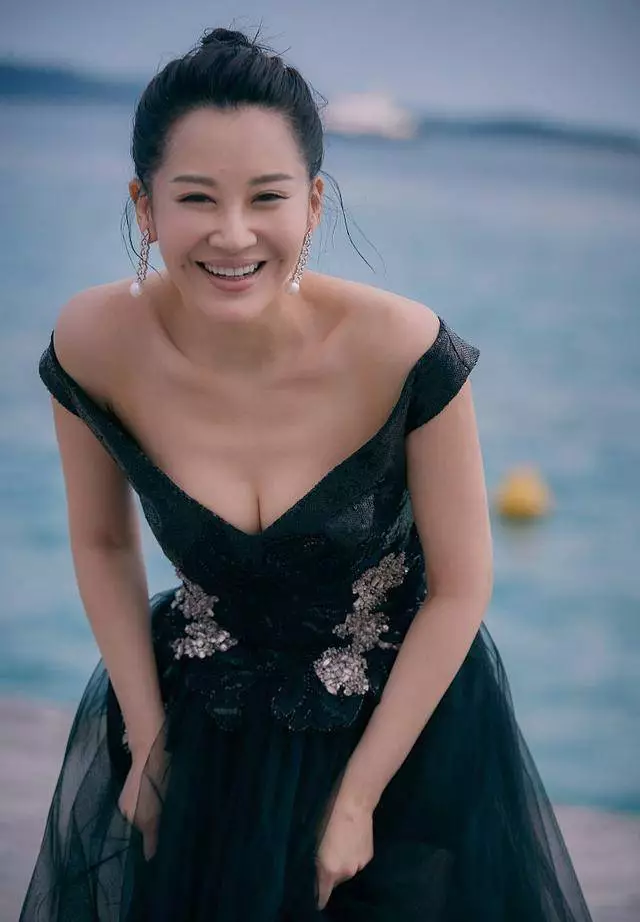 许晴曝出“特大瓜”！疑遭到全网封杀，新电影戏份被全部删除