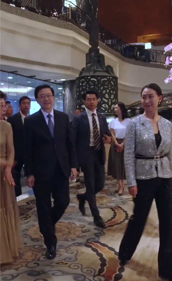 |何超琼与霍启山同框,站在后排很低调,首富李嘉诚长子戴口罩抢镜