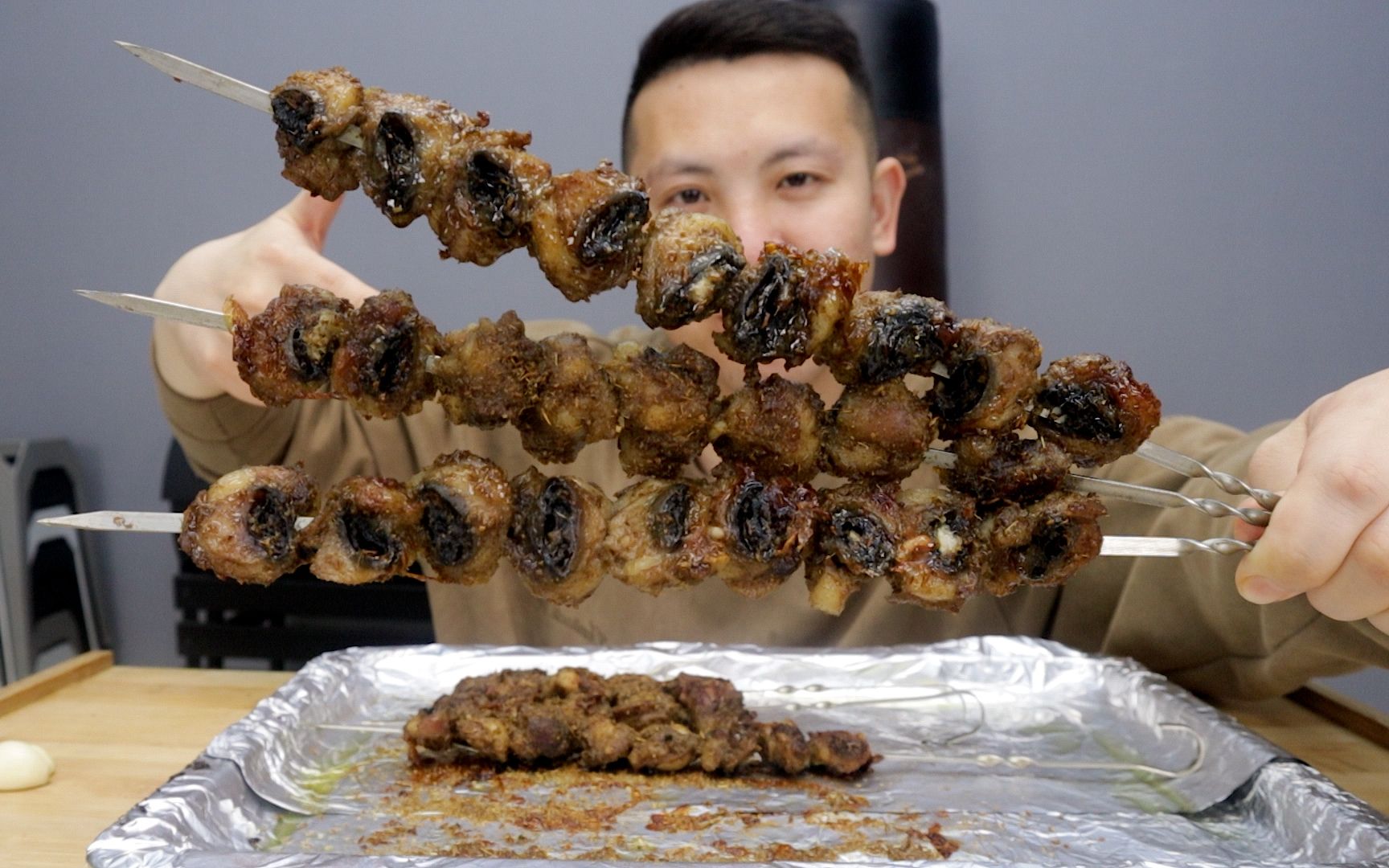 其外酥里嫩,脆弹爽滑,烤的滋滋冒油,味道zer一下就上来了,好吃到六亲