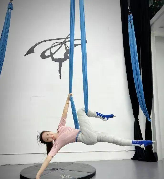 林妙可|23岁林妙可练空中瑜伽双脚扭成麻花，圆身的她的确不适合镜头