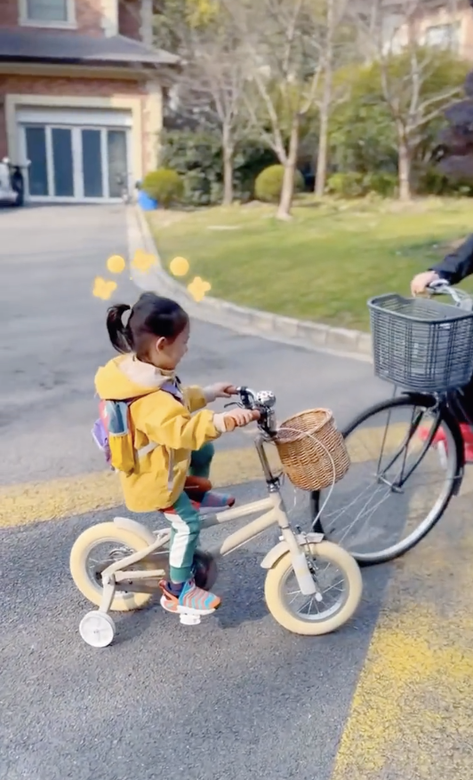 陈小春|陈小春次子骑单车,扎马尾像女孩儿,网友担心会导致他性别认知障碍